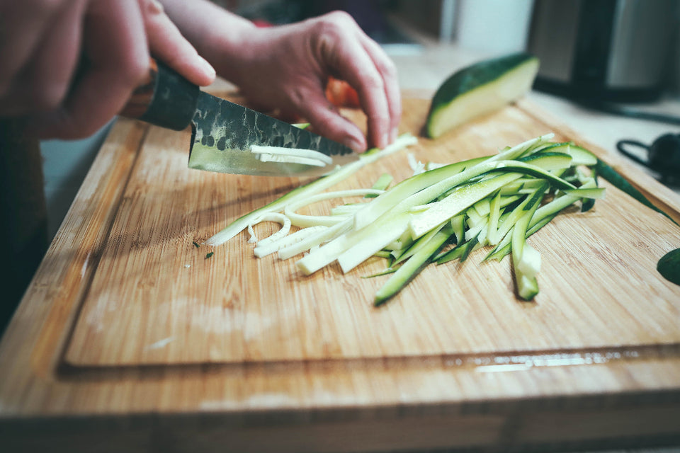 AllaQuix Wrapid Helps chefs stay safe and keep going with their job. In the case of cuts, apply gauze and wrap with Wrapid for full dexterity.