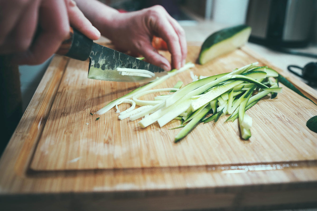 AllaQuix Wrapid Helps chefs stay safe and keep going with their job. In the case of cuts, apply gauze and wrap with Wrapid for full dexterity.